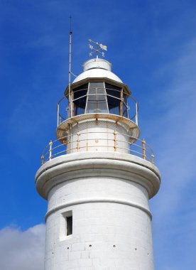 mavi gökyüzü ile baf Kıbrıs eski beyaz tarihi deniz feneri üst