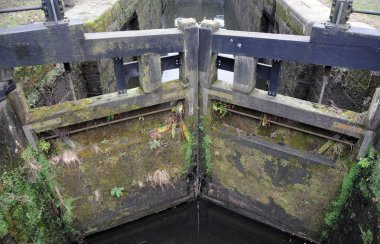 rochdale kanal üzerinde eski ahşap kilit kapıları 