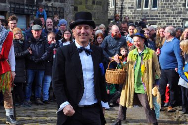 Heptonstall, İngiltere - Mart 20 2018: Heptonstall west yorkshire geleneksel iyi cuma temposu yumurta oyun aktörler