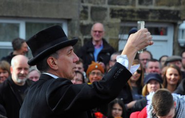 Heptonstall, İngiltere - 20 Mart 2018. Heptonstall batı yorkshire geleneksel iyi cuma paskalya hızı yumurta oyun performans Aktör