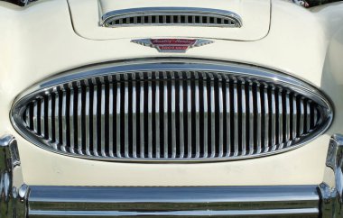 Hebden Köprüsü, West Yorkshire, İngiltere - 5 Ağustos 2018: Hebden Bridge vintage hafta sonu kamu araç fuarında krom ızgara tampon ve vintage beyaz austin healey 300 klasik spor araba rozeti yakın