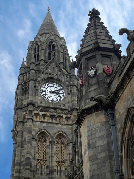 ゴシック様式の建築の詳細と高い時計塔を持つランカシャーの歴史的なロッチデール市庁舎 — ストック写真