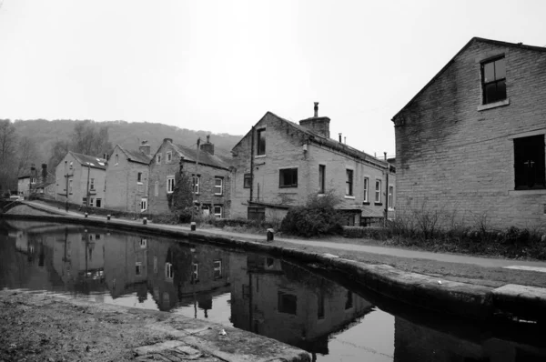 Monokroma Gator Radhus Längs Rochdale Canal Hebden Bridge Med Byggnader — Stockfoto