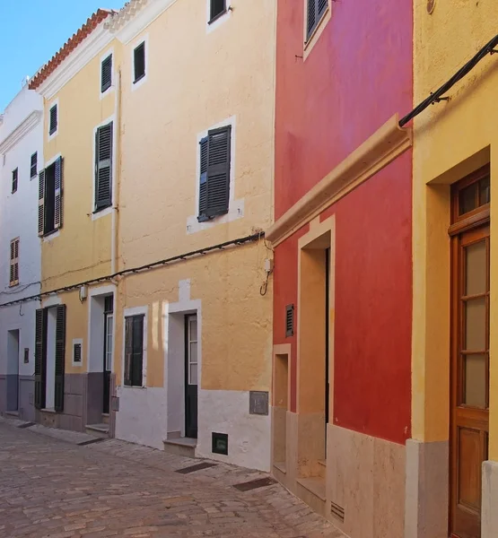 Řadu Jasně Pomalovaných Tradičních Domů Dlážděné Tiché Zahnuté Ulici Ciutadella — Stock fotografie