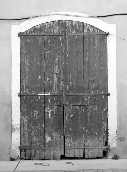 Монохромный Образ Старых Деревянных Закрытых Дверей Пустом Заброшенном Доме — стоковое фото