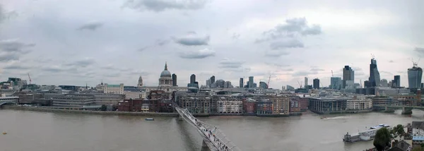 Szeroka Panorama Londynu Wzdłuż Tamy Przedstawiająca Wieżowce Dzielnicy Finansowej Zabytkowe — Zdjęcie stockowe