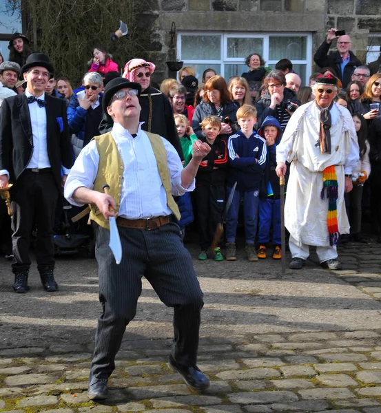 Heptonstall, İngiltere - Mart 20 2018: Heptonstall west yorkshire geleneksel iyi cuma temposu yumurta oyun bıçakhokkabazlık