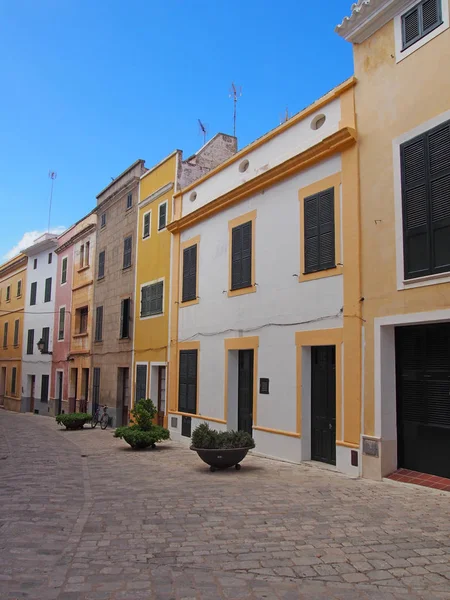 하늘과 Ciutadella 메노르카에서 페인트 노란색 주택의 거리의 아름다운 — 스톡 사진