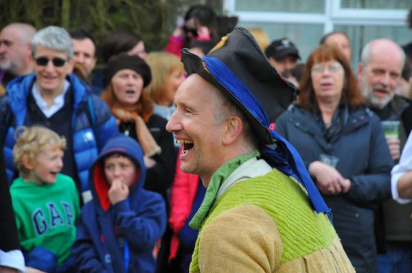 Heptonstall, West Yorkshire, İngiltere - Mart 20 2018: Heptonstall west Yorkshire geleneksel iyi cuma paskalya hızı yumurta oyun bir aktör