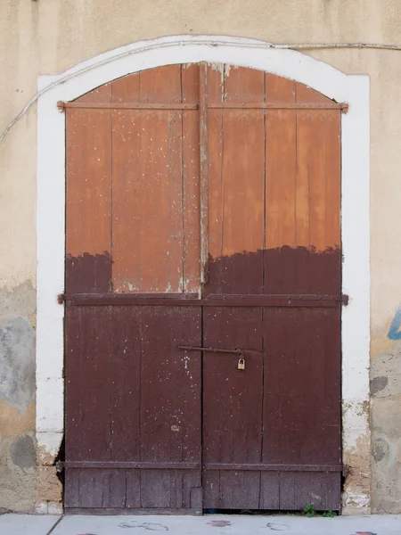 Eski Pitoresk Çürüyen Yarım Kahverengi Boyalı Ahşap Çift Kapı Bir — Stok fotoğraf
