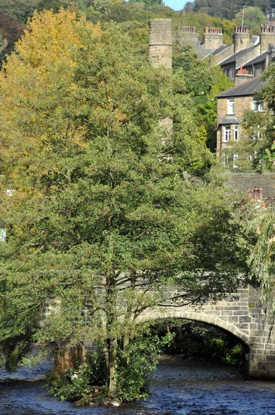 parlak gökyüzü ve ağaçlar ile yaz aylarında nehir calder ve taş binalar geçiş packhorse köprü ile yaz aylarında hebden köprü şehir