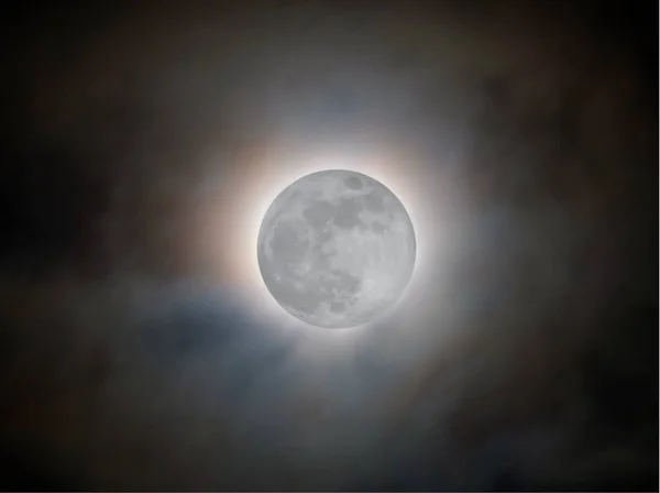 Une Pleine Lune Brillante Entourée Halo Lumineux Nuages Éclairés Contre — Photo