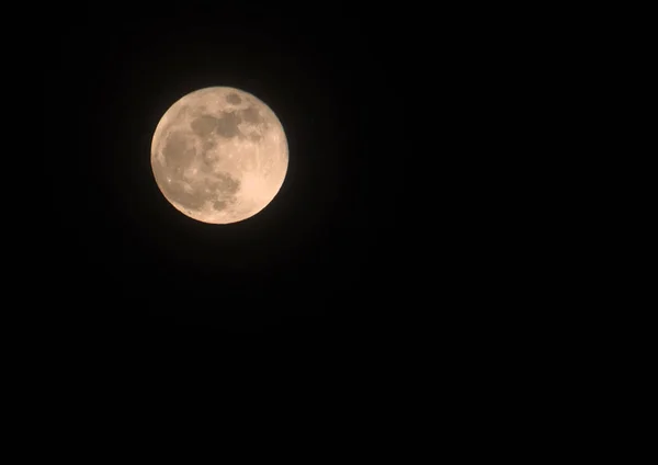 橙色满月在超级月亮 2018 在黑色的天空 — 图库照片