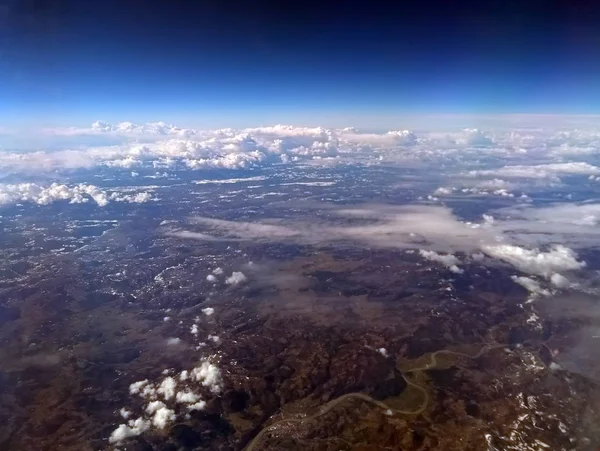 从飞机看地球与欧洲山景与河流和雪与分散的白云和深蓝色的天空 — 图库照片