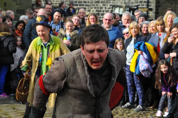 Heptonstall, İngiltere - 20 Mart 2018. Heptonstall batı yorkshire geleneksel iyi cuma temposu yumurta oyun Aktörler