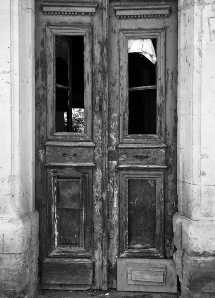 Монохромное Изображение Сломанной Старой Двойной Двери Заброшенном Заброшенном Доме Разбитыми — стоковое фото