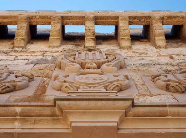 beyaz bir çerçeve ve sıkıntılı beyaz duvar yeşil solma çatlak boya ile dört panelli eski ahşap panelli dış kapılar