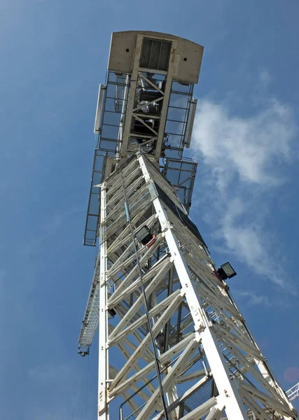 Глядя Вверх Вертикальный Вид Большой Белой Современной Башни Строительного Крана — стоковое фото