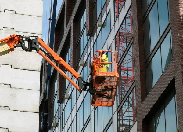 yükseltilmiş bir platformda inşaat işçisi