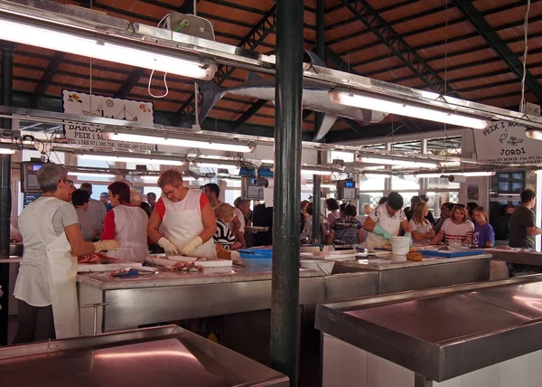 Ciutadella, Menorca, İspanya - 28 Ekim 2018: Ciutadella Menorca'daki balık pazarında çalışanlar ve alışverişçiler