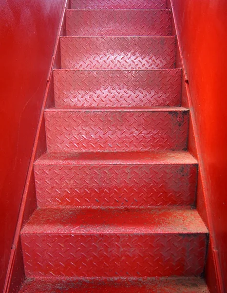 Leuchtend Rot Lackierte Metalltreppe Mit Stufen Aus Stahlblech Mit Strukturierter — Stockfoto