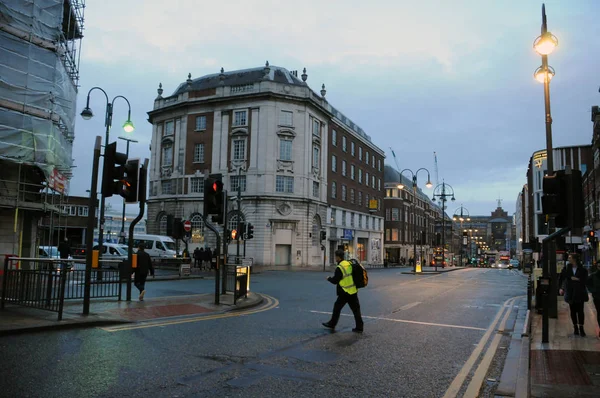 Leeds Inglaterra Janeiro 2018 Homem Jaqueta Alta Visibilidade Atravessando Estrada — Fotografia de Stock