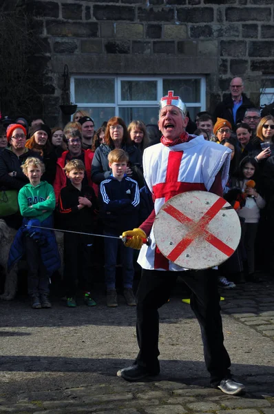 Heptonstall, İngiltere - Mart 20 2018: heptonstall west yorkshire geleneksel iyi cuma temposu yumurta oyun karakteri saint george