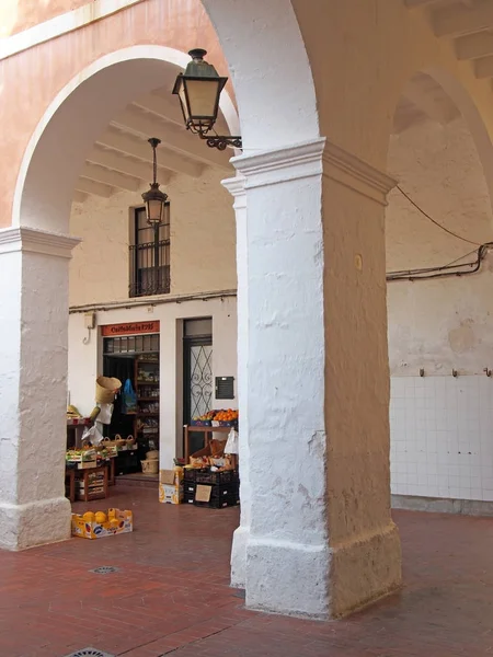 La place traditionnelle du vieux marché de ciutadella menorca avec un magasin de légumes derrière les piliers et les arcs — Photo