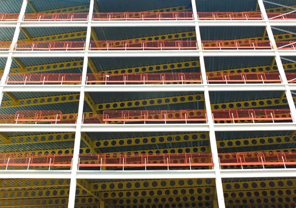 Widok Górę Dużego Nowoczesnego Budynku Komercyjnego Budowie Belkami Stalowymi Żółtymi — Zdjęcie stockowe