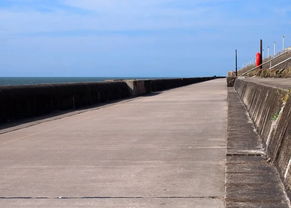 yaz güneşi ve deniz ile blackpool lancashire deniz duvarı boyunca uzun beton yaya geçidi