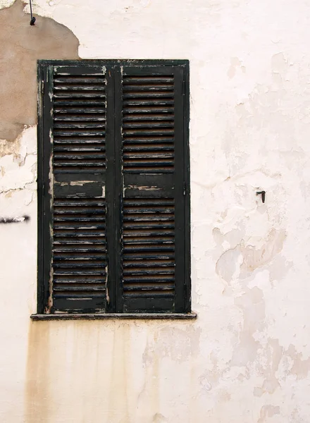 pitoresk antik yakın ahşap kepenkler beyaz badanalı pulpullu eski ev duvarı soyma üzerinde koyu yeşil boyalı