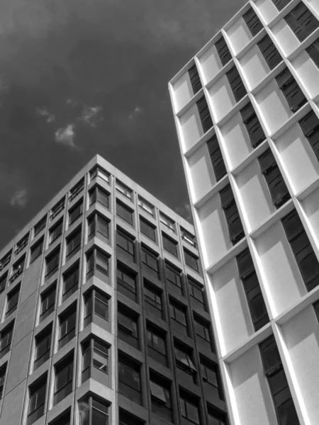 beyaz yüksek beyaz beton binaların tek renkli dikey görünümü bulutlu gökyüzü