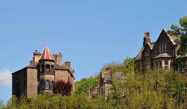 mavi gökyüzü ile ormanlık manzara i hebden köprü batı yorkshire ayarlanmış uzun taş gotik evler