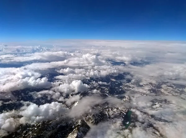 Фотографія Снігу Блакитним Небом Білими Хмарами Покривають Землю Вигнутим Горизонтом — стокове фото