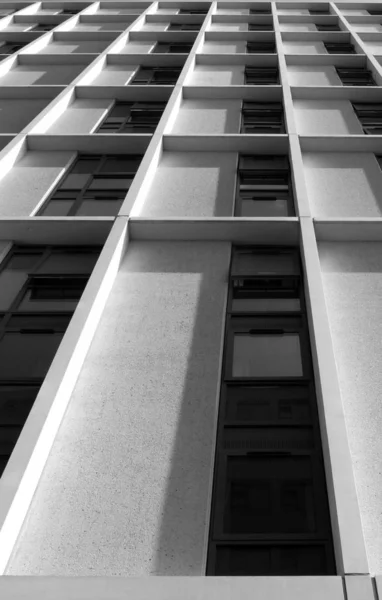 Gölgede Geometrik Beyaz Detayları Ile Uzun Bir Beton Açısal Modern — Stok fotoğraf