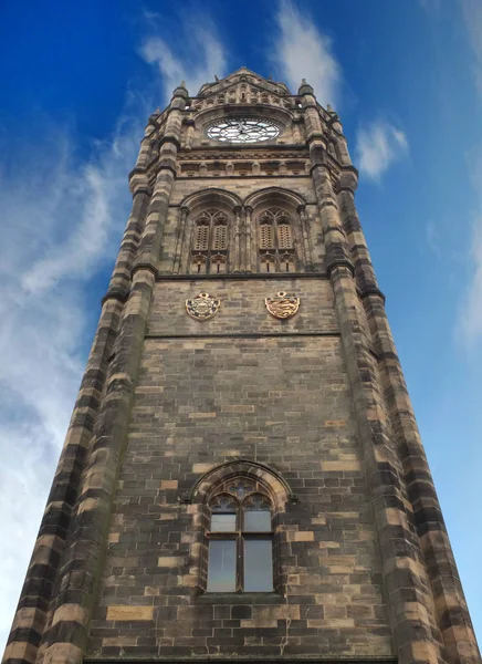 青い夏の空と白い雲を持つランカシャーの歴史的なロッチデール市庁舎の高い時計塔 — ストック写真