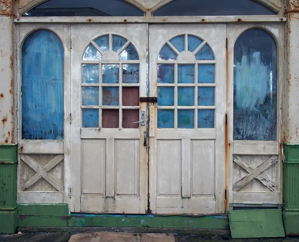 Portas Madeira Branca Uma Casa Abandonada Abandonada Com Quebrado Vandalizado — Fotografia de Stock
