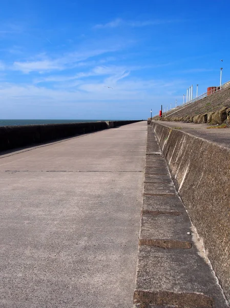 Den Långa Betong Gång Gångväg Längs Seawall Blackpool Lancashire Med — Stockfoto