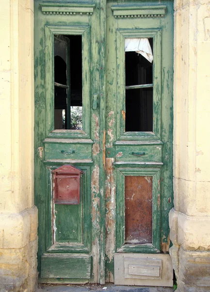 Puertas Verdes Dobles Rotas Una Casa Abandonada Abandonada Con Ventanas —  Fotos de Stock