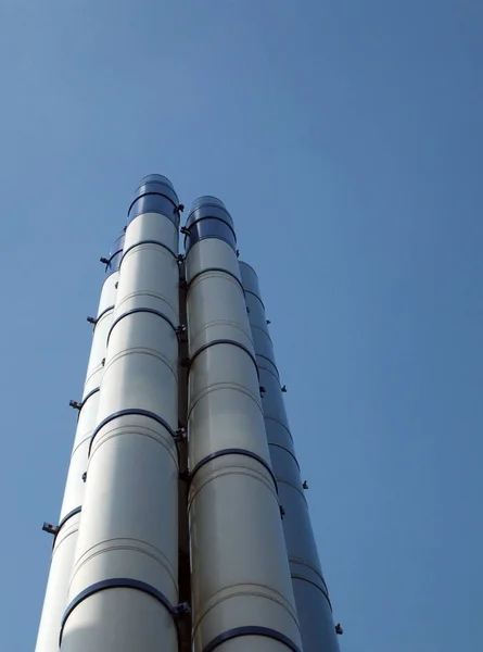 Gruppo Alti Camini Industriali Moderni Acciaio Bianco Piedi Contro Cielo — Foto Stock