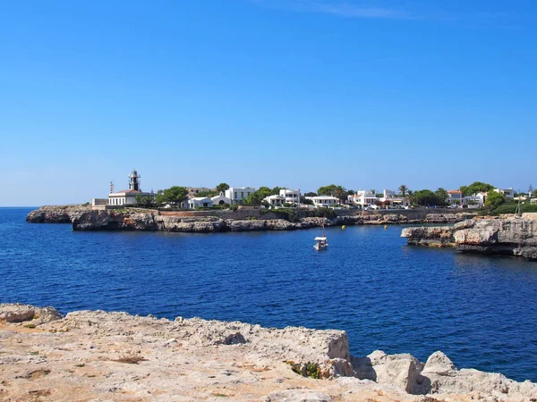 Cala Santandria Kilátás Világítótorony Csónak Egy Fényes Nyári Nap Menorca — Stock Fotó