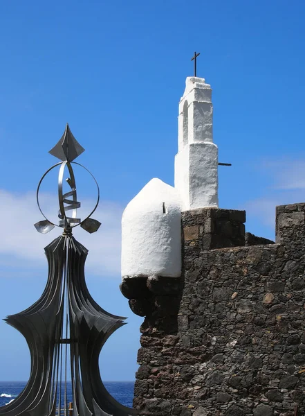 Bliska Białej Wieży Zabytkowej Twierdzy Puerto Cruz Teneryfie Dzwonnicą Kościoła — Zdjęcie stockowe