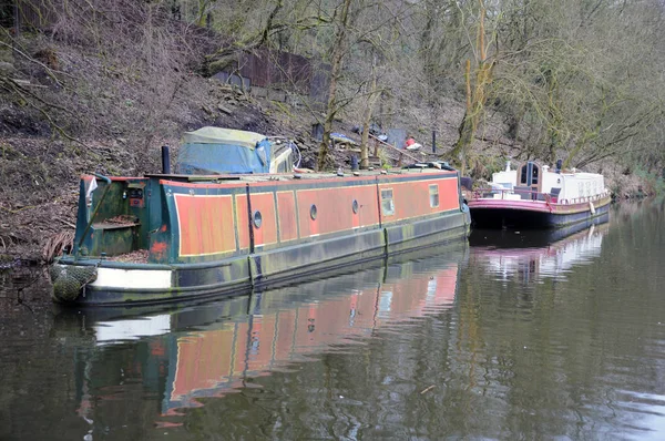 旧生锈废弃的窄船或改装驳船停泊在运河上 — 图库照片
