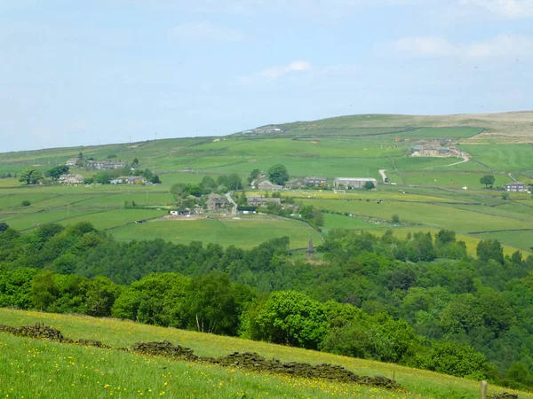 West Yorkshire Dales Landschaft Mit Bauernhäusern Auf Hohen Hügeln Mit — Stockfoto