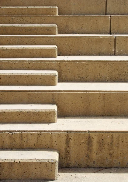 Nahaufnahme Einer Außentreppe Aus Beton Mit Geometrischen Formen Hellen Sonnenlicht — Stockfoto