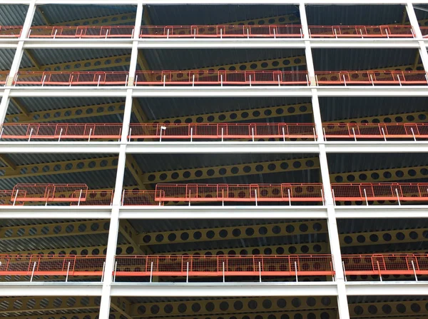 Widok Górę Dużego Nowoczesnego Budynku Komercyjnego Budowie Belkami Dźwigarów Stalowych — Zdjęcie stockowe