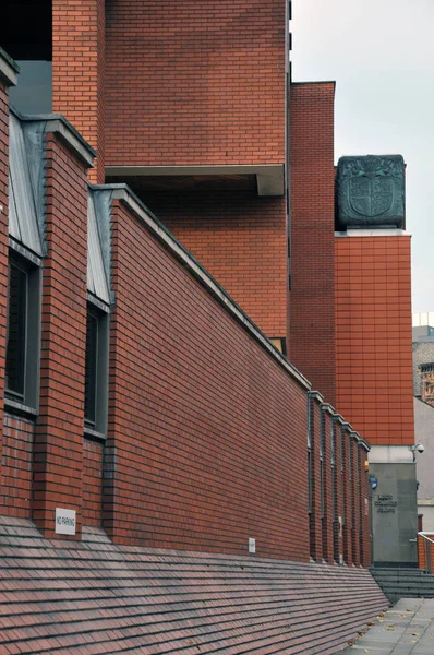 En Gatuvy över Leeds kombinerade domare och Crown Court Building — Stockfoto