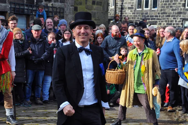 Heptonstall, İngiltere - Mart 20 2018: Heptonstall west yorkshire geleneksel iyi cuma temposu yumurta oyun aktörler