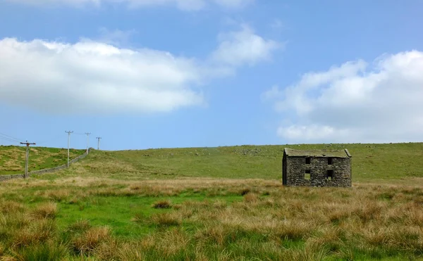 Gammal Övergiven Sten Bondgård Grön Betesmark Hög Pennine Moorland Med — Stockfoto