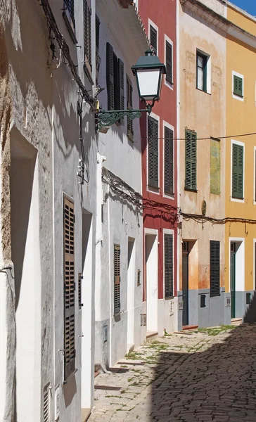 Zakrzywiona Linia Starych Kolorowych Domów Ciutadella Menorca Brukowanej Ulicy Błękitnym — Zdjęcie stockowe